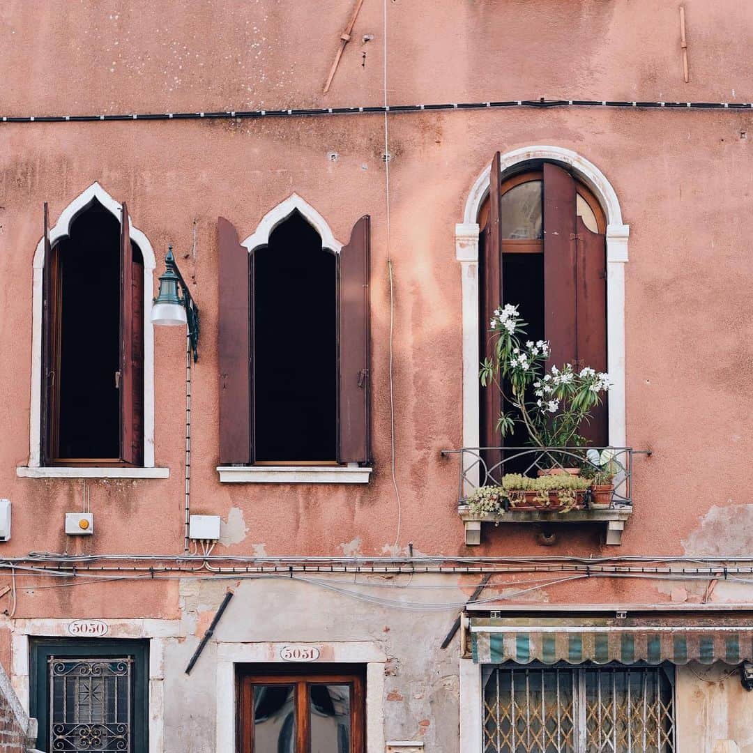 PSNYさんのインスタグラム写真 - (PSNYInstagram)「An innumerable amount of photos have been taken, paintings painted and poems were written about Venetian windows and balconies, yet they never stop fascinating me. It just never gets old #everydaymagic」7月19日 1時19分 - oliasaunders