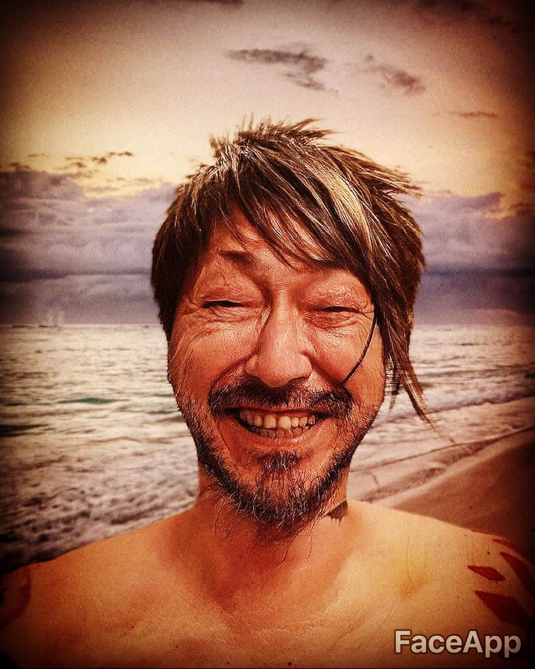 MAH さんのインスタグラム写真 - (MAH Instagram)「湘南の海の家にいるチャラじぃさんでぃす！  #faceapp」7月19日 1時19分 - mahfromsim