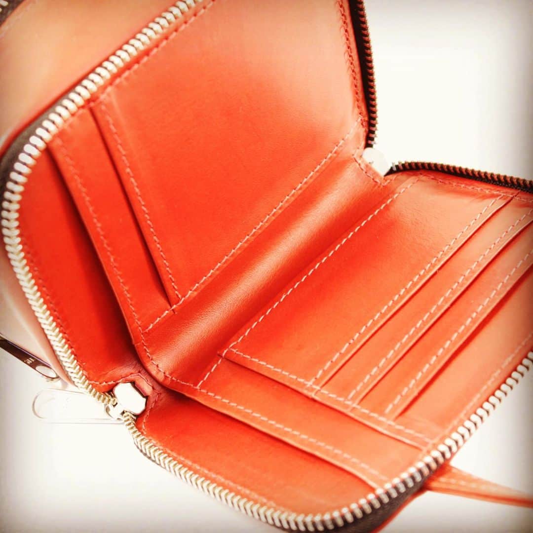 ジョンチャップマンのインスタグラム：「Interior detail #bespoke ladies #red #leather #clutchbag #madeinengland #handcrafted #bags #luggage #accessories #womensfashion #womenswear #fashionblogger」