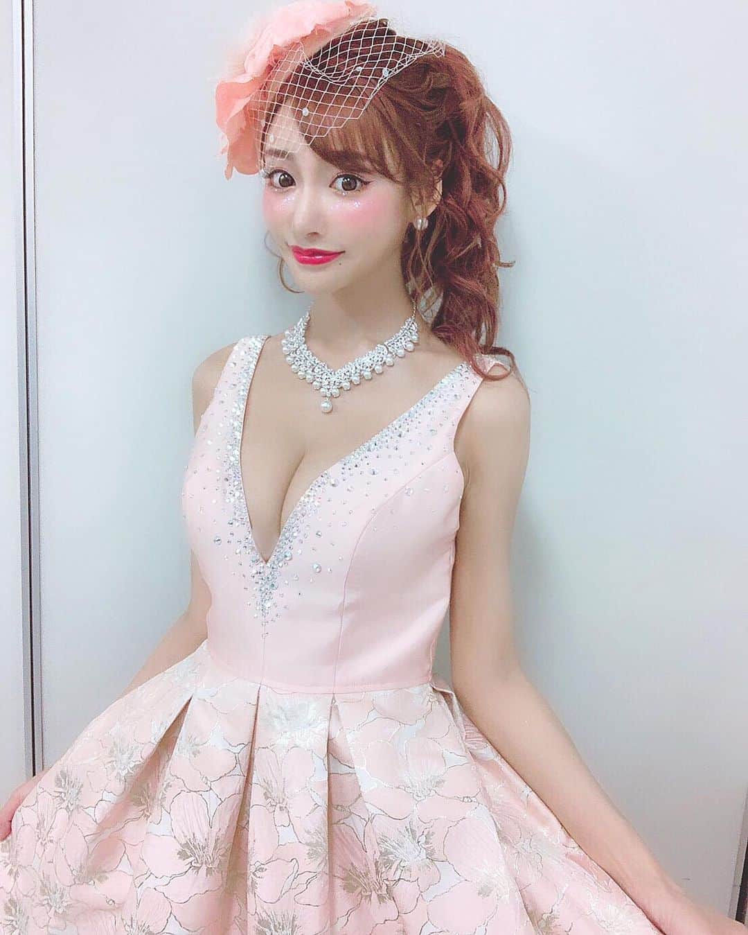 明日花キララのインスタグラム：「福岡たのしかった♡ຼ ドレスもメイクもとってもかわいかった👗💄 うちわとボードたくさん見えた🥺🥺🥺すき」
