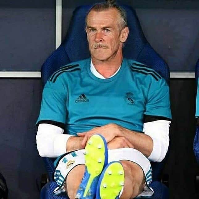 カルロス・テベスのインスタグラム：「2045 - @garethbale11 still on Real Madrid bench 😔😔🤣」