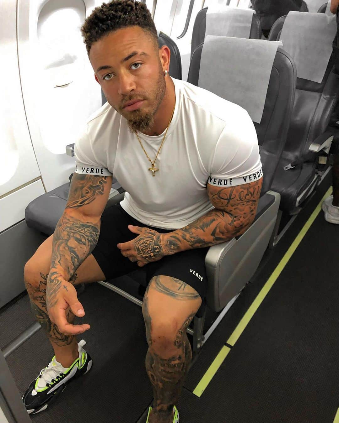 アシュリー・ケインさんのインスタグラム写真 - (アシュリー・ケインInstagram)「2 quick flights done and back in bed! The grind don't stop! ✈️😌 . Travelling in style with my @verdeclo Shorts and T combo! 🔥 . #travelling #work #business #grind #fashion #lifestyle」7月19日 1時30分 - mrashleycain