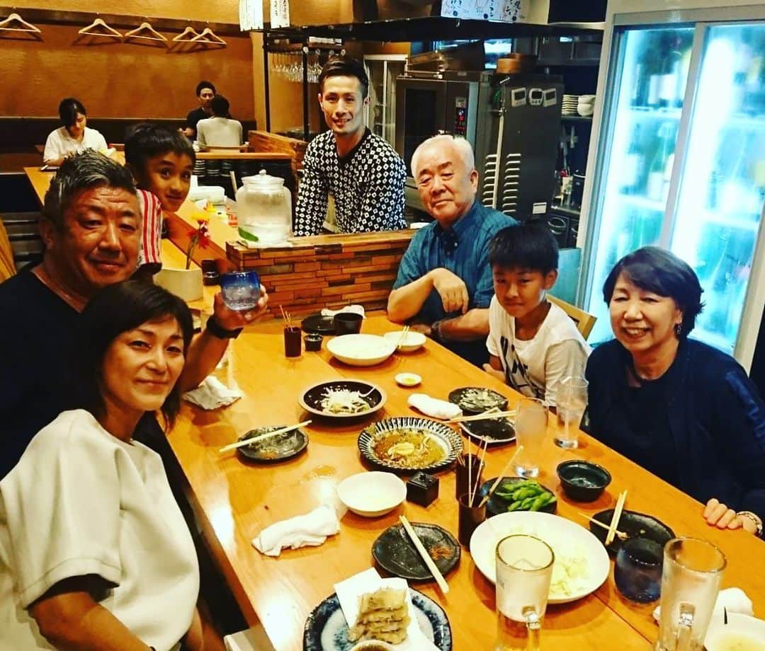 野元勇志のインスタグラム：「親戚の山本ファミリーが自分の新しい職場、炭焼きはすのにきてくれました。 いつも、職場が変わる事で食べにきてくれて本当に嬉しかったです‼️ 今回は、目の前で料理してる姿を見せれて色々感慨深かったです。 また御来店しにきてください🥓 #炭焼きはすの #高宮駅徒歩7分 #underdog47 ＃挑戦者」