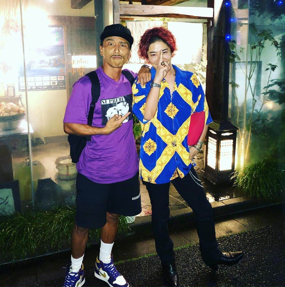 のインスタグラム：「プロフェッショナルな赤髪くんと😏  終始くだらん話しからのお説教されて笑った😁  #air #ocean #oceantokyo #supreme #nike #jordan #fashion #hair #workout #筋肉美容師」