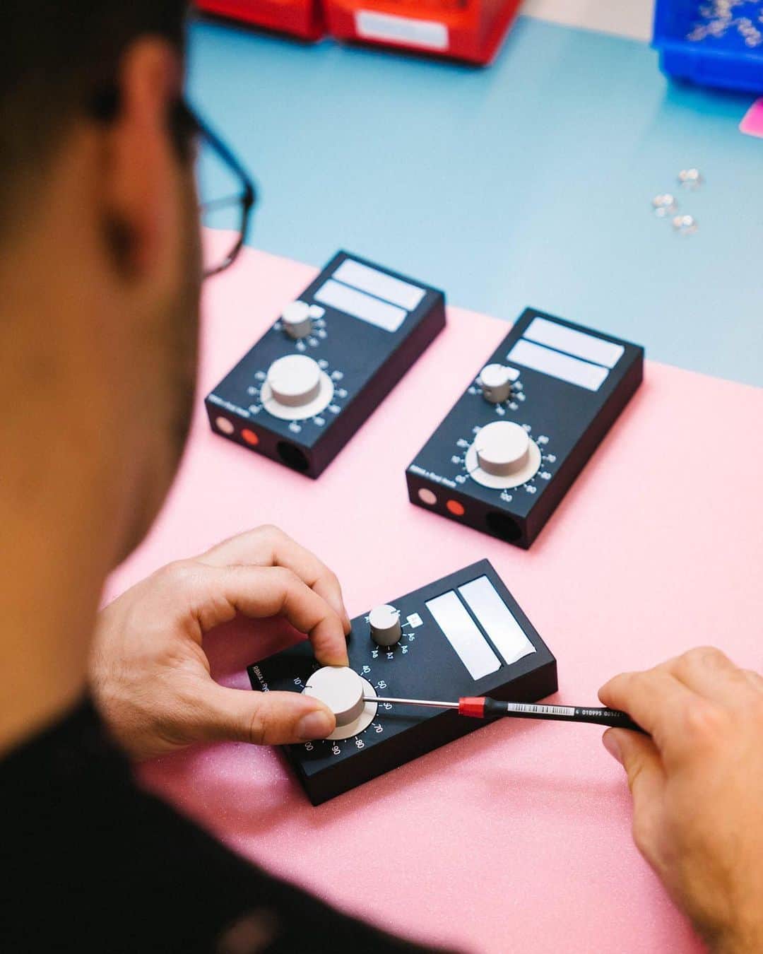 Red Bull Music Academyのインスタグラム：「Making sine wave synths ⠀⠀⠀⠀⠀⠀⠀⠀⠀ In October 2017, Red Bull Music Academy and @ryoji_ikeda presented the world’s largest synth orchestra. The project brought together 100 car owners from Los Angeles, who played their car soundsystems via a sine wave synthesizer that Ikeda developed in collaboration with Tatsuya Takahashi and Berlin-based firm E-RM Erfindungsbüro. ⠀⠀⠀⠀⠀⠀⠀⠀⠀ 📷: @caryshuws ⠀⠀⠀⠀⠀⠀⠀⠀⠀ #Synthesizer #Synth #Synths #RBMA」