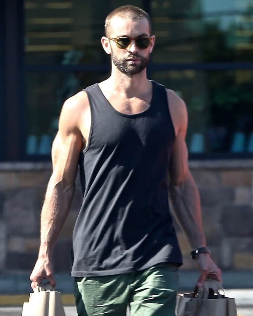 E! Onlineさんのインスタグラム写真 - (E! OnlineInstagram)「A snack for Vanessa...and Blair...and Serena...and Jenny: #HBO announced a #GossipGirl reboot yesterday and hours later Chace Crawford stepped out looking like THIS. Coincidence? No, we think it's ̶N̶a̶t̶e̶ ̶ fate. 🔥(📷: Backgrid)」7月19日 1時35分 - enews