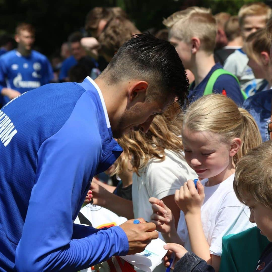 シャルケ04さんのインスタグラム写真 - (シャルケ04Instagram)「Unsere Fans 👉🏻💙 . . #S04 #Schalke #Knappen #Königsblau #Fans #Supporter #Skrzybski #Kutucu #Mascarell @steven.skrzybski.22 @omarmascarell @ahmedkutucu #Love #InstaLove #Futbol #Football #Soccer」7月19日 1時36分 - s04