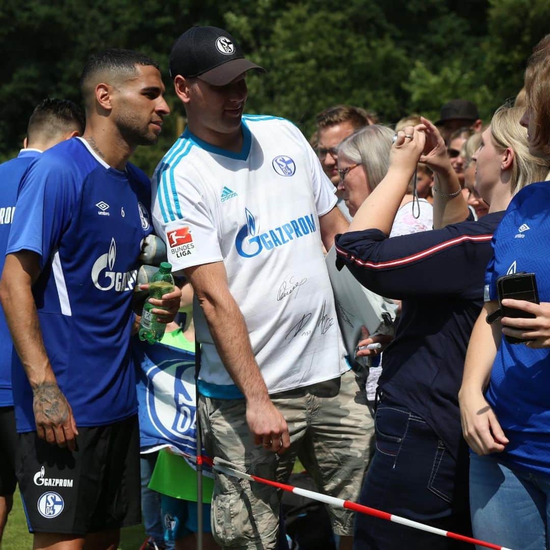 シャルケ04さんのインスタグラム写真 - (シャルケ04Instagram)「Unsere Fans 👉🏻💙 . . #S04 #Schalke #Knappen #Königsblau #Fans #Supporter #Skrzybski #Kutucu #Mascarell @steven.skrzybski.22 @omarmascarell @ahmedkutucu #Love #InstaLove #Futbol #Football #Soccer」7月19日 1時36分 - s04