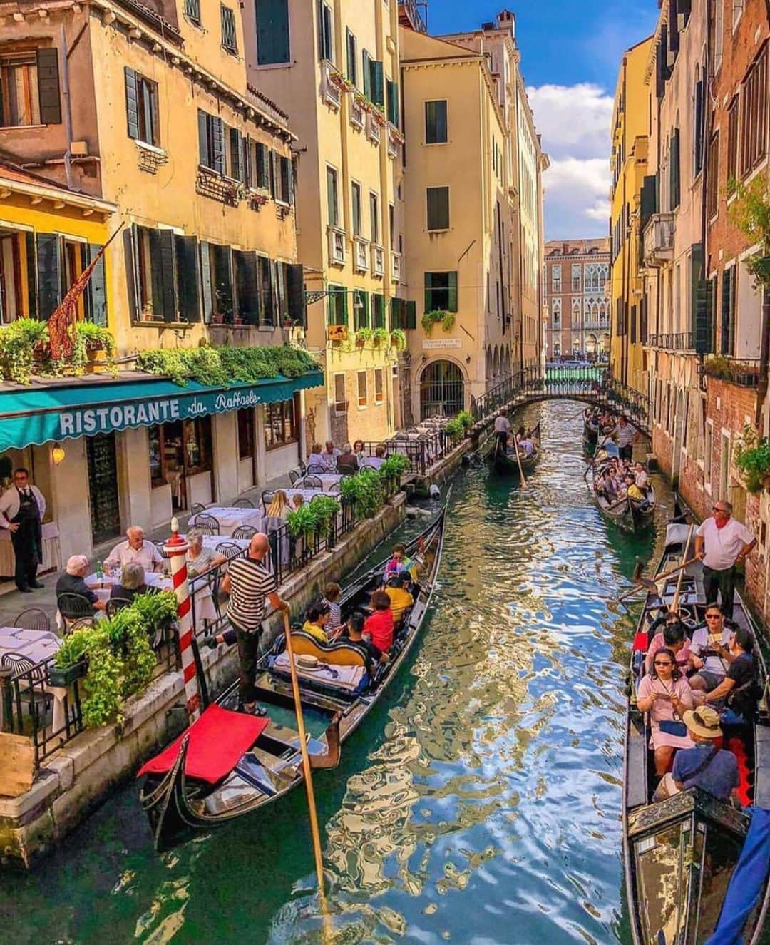 Earth Picsさんのインスタグラム写真 - (Earth PicsInstagram)「Canal view in Venice, Italy 🇮🇹 Who would you want to bring with you? (📸: @takemyhearteverywhere )」7月19日 1時38分 - earthpix