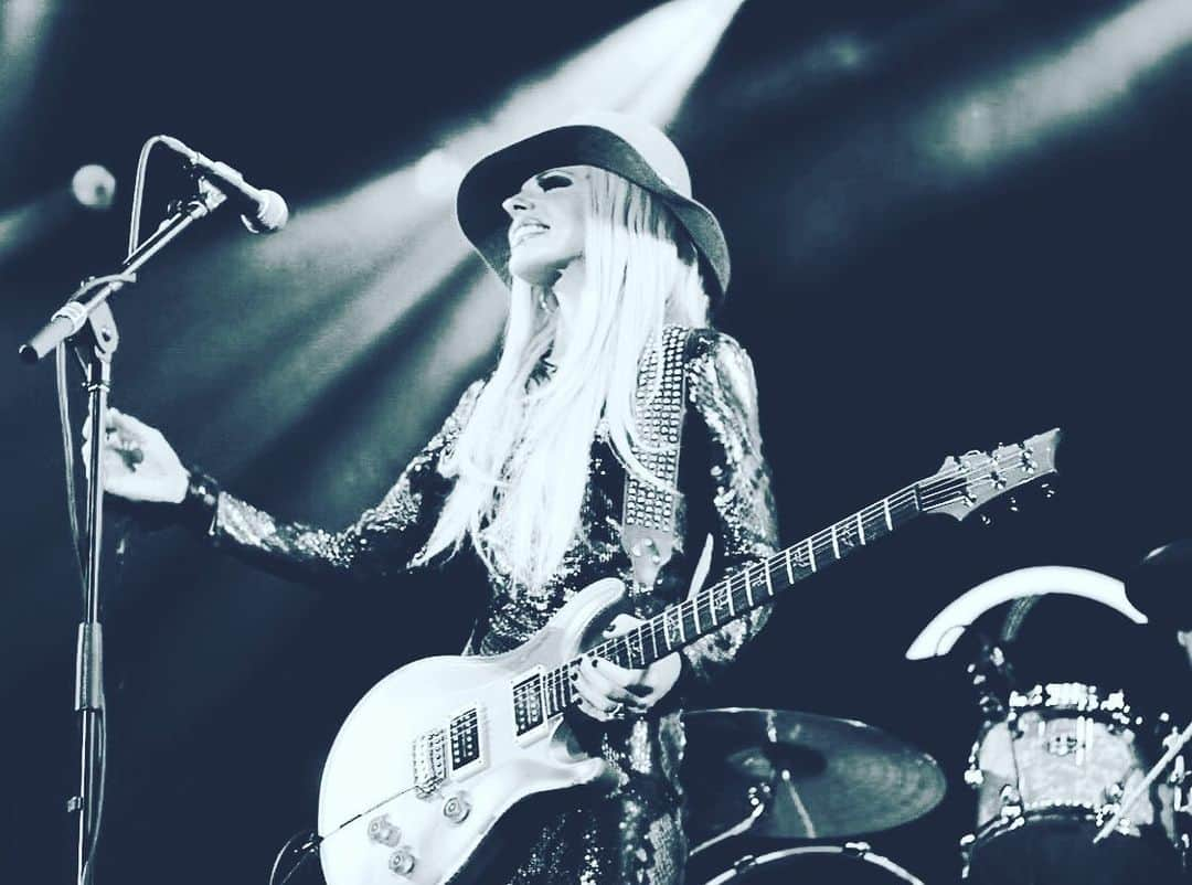 オリアンティさんのインスタグラム写真 - (オリアンティInstagram)「#tbt #Arizona @prsguitars @orangeamplifiers」7月19日 1時39分 - iamorianthi