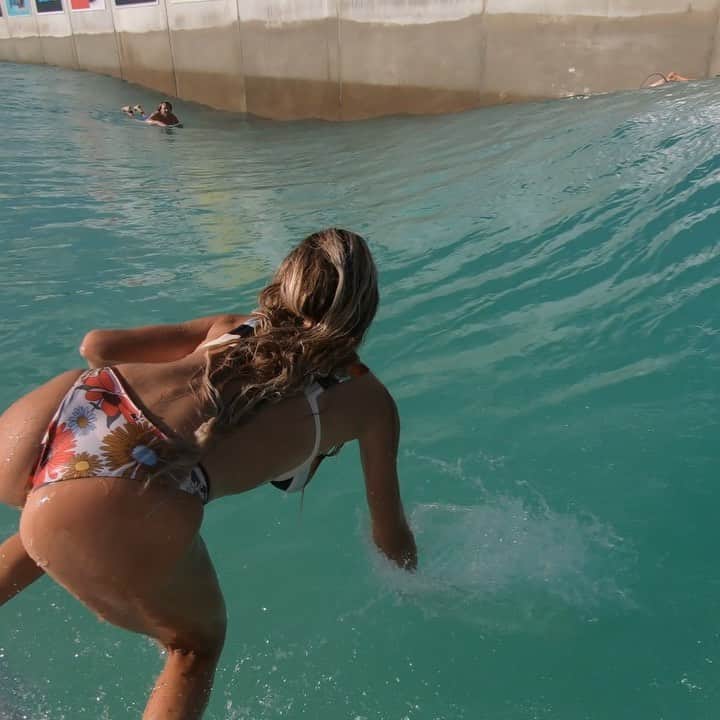 のインスタグラム：「Fun surf with @bethanyhamilton 👯‍♀️ so stoked to be back @bsrsurfresort 🏄‍♀️🏄‍♀️ @perfectswell」