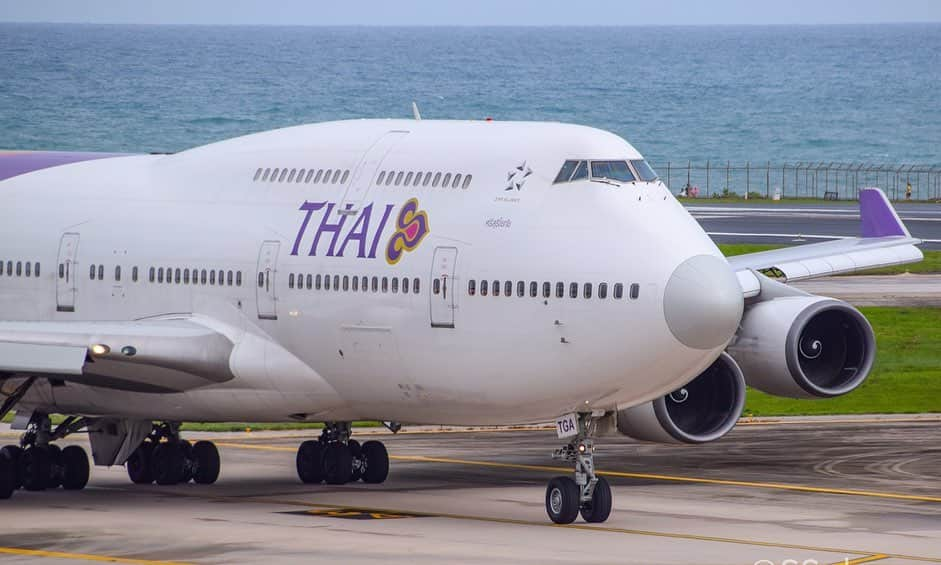 タイ航空さんのインスタグラム写真 - (タイ航空Instagram)「Don’t mind me doing a morning jog. Cool sea breeze here feels really refreshing! . Photo Credit: @mr_suppawich . #ThaiAirways #THAIB474 #Boeing747 #B747 #JumboJet #Phuket #Seaside」7月19日 1時53分 - thaiairways