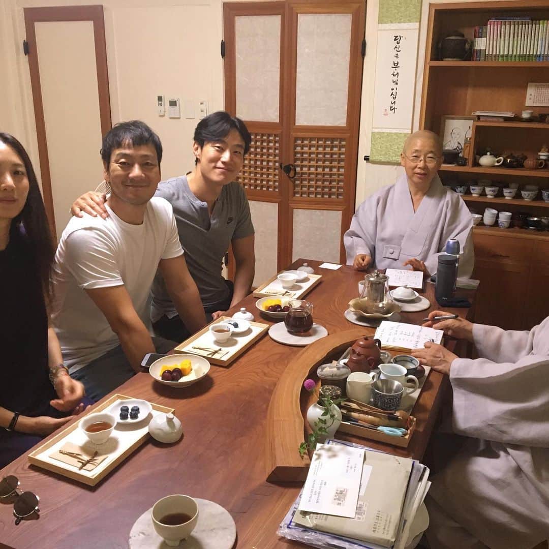 イ・ヒジュンのインスタグラム：「진관사 찾은 우리 키마이라 배우들」
