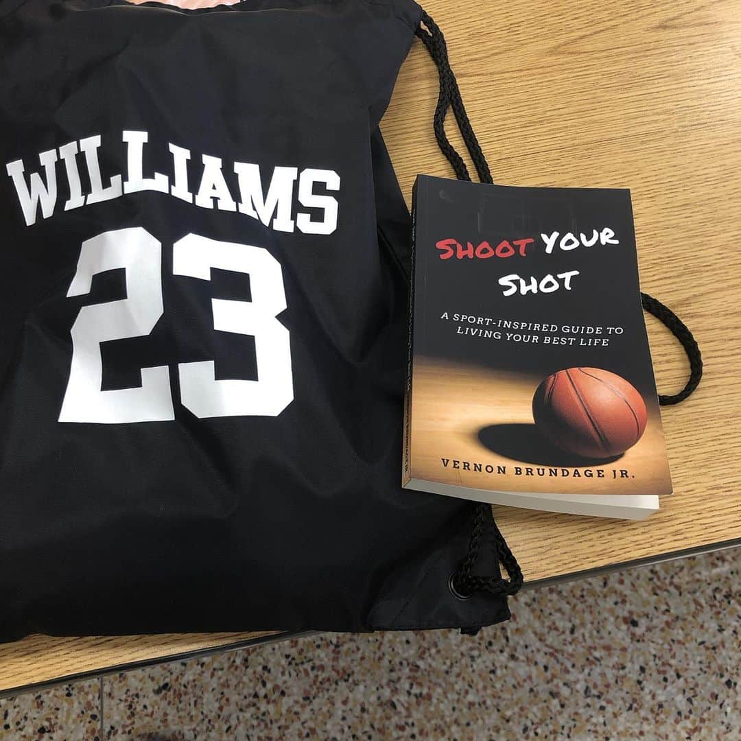 ルイス・ウィリアムスのインスタグラム：「Thank u @mr.shootyourshot for donating books to the kids for #louwillcamp19」