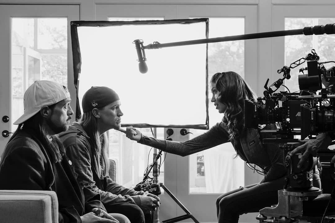 ケヴィン・スミスのインスタグラム：「SNOOGANS! Rather than make you wait until Saturday night after Hall H, we’re gonna show you the #JayAndSilentBobReboot trailer RIGHT NOW! If you like it, come see the movie, me & @jaymewes on the #RebootRoadshow Tour this fall! @jayandsilentbob Reboot trailer link in my bio! #KevinSmith #JasonMewes #jayandsilentbob」