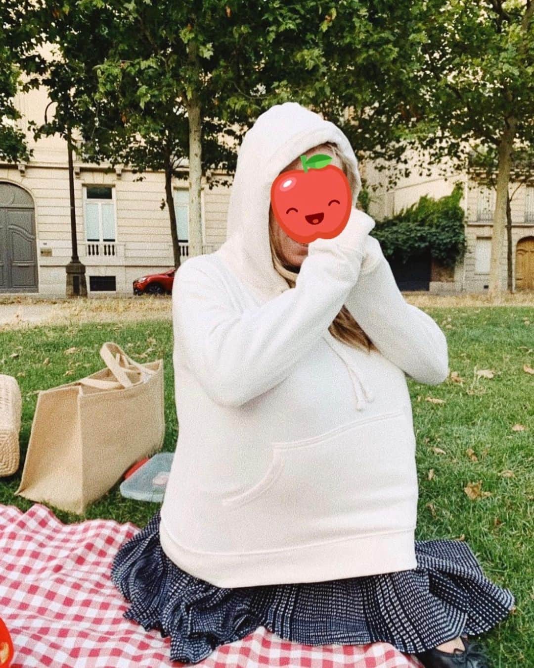 Carin Olssonさんのインスタグラム写真 - (Carin OlssonInstagram)「One day it’s all about diamonds, gowns and couture, the next it’s about staying warm and looking like a little snowman at a picnic with friends (swipe for proof) because you’re freezing your butt off. It’s not all glitz and glamour over here people 😂 Just thought I’d let you know 👍🏻」7月19日 2時26分 - parisinfourmonths