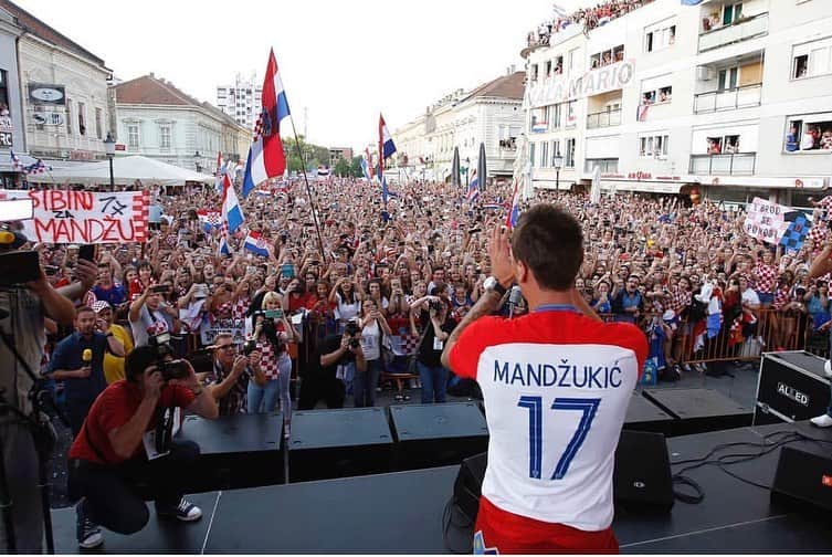 マリオ・マンジュキッチのインスタグラム：「Ponosan i zahvalan što sam sreću mogao podijeliti sa svojim sugrađanima. Hvala mom gradu i cijeloj Slavoniji ❤️🇭🇷 18.07.2018 #slavonskibrod #ponos #slavonija #nedirajtemiravnicu #mm17🌪」