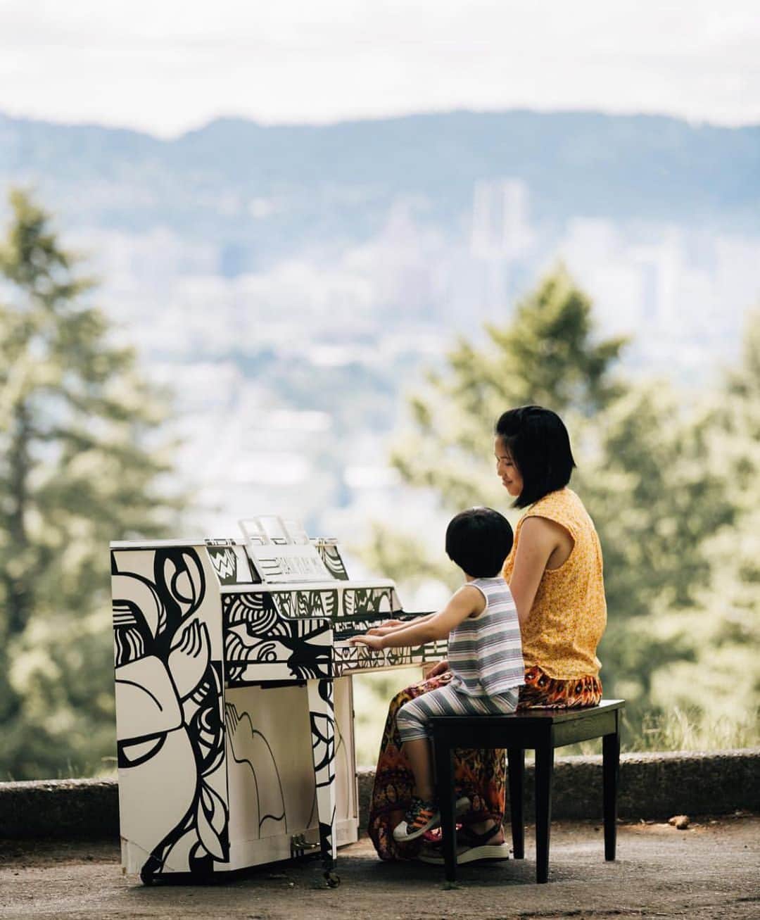 Portlandさんのインスタグラム写真 - (PortlandInstagram)「You never know where you’ll find a piano in downtown. Shout out to @pianopushplay for bringing music and love to the city. 📸 @carhenlo」7月19日 2時50分 - portland
