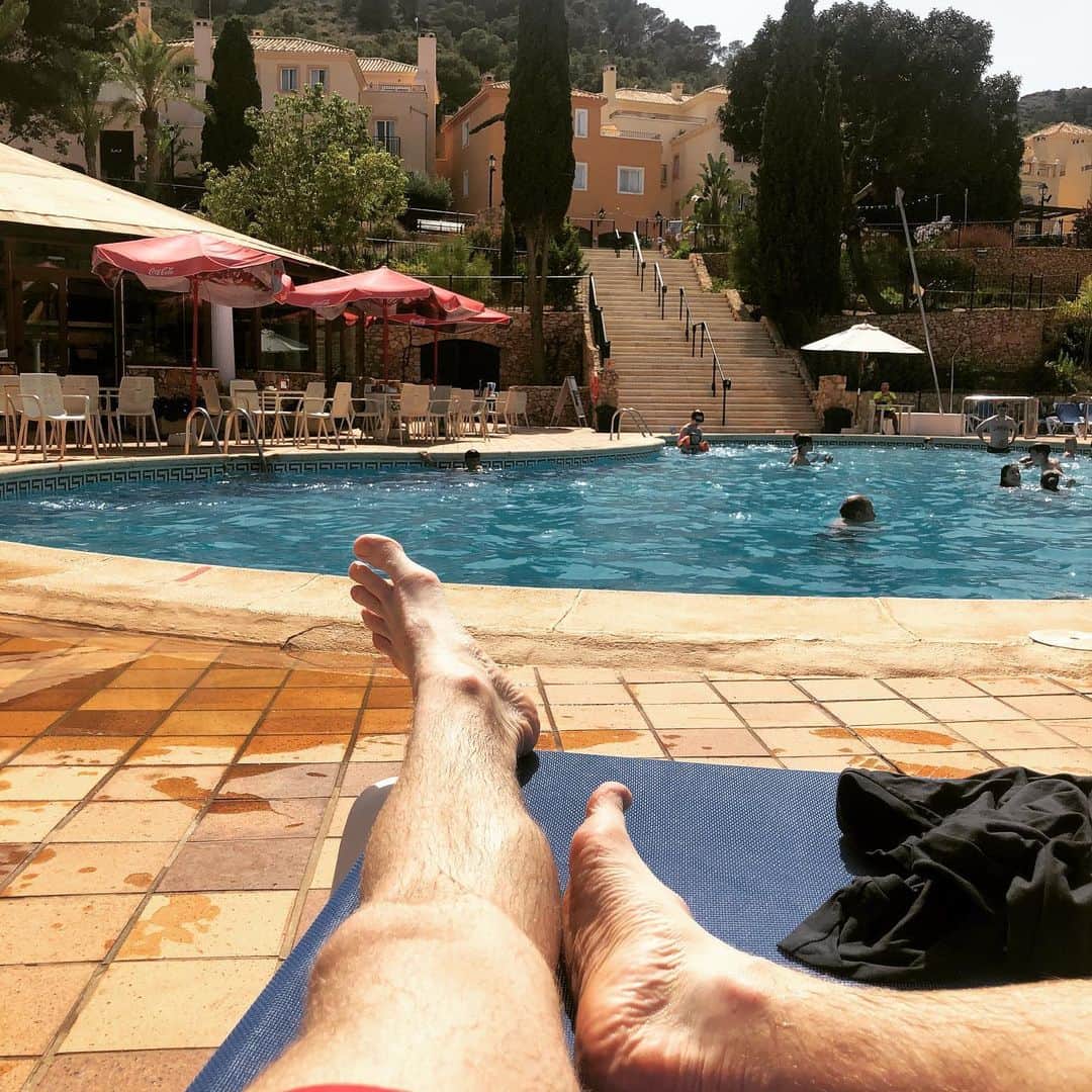 Phil Harrisのインスタグラム：「Can’t believe it’s been a week @beau_joe since we were sat by the pool in La Manga with a cold beverage! Let’s go back ay? 😎☀️🍻 🇪🇸 #tbt #tb #throwback . . . #throwbackthursday #thursday #spain #stagdo #chill #drink #alcohol #sun #pool #happy #relax #dayoff #holiday #suntan #tanning #legs #cheers」