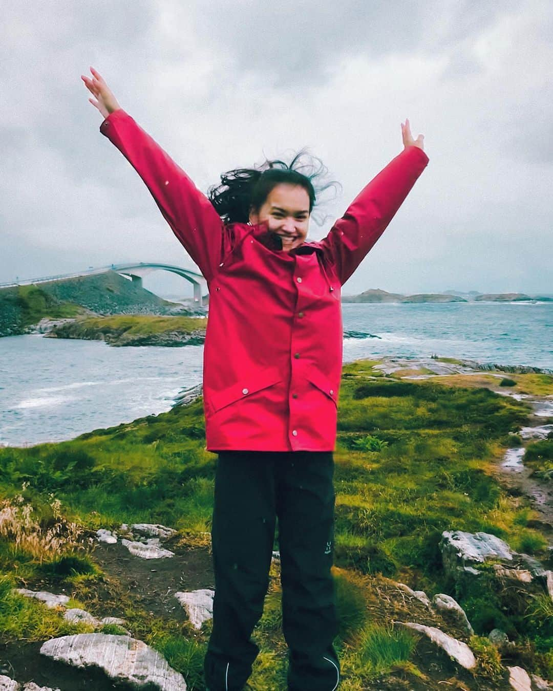 カミラ・ヤシェムさんのインスタグラム写真 - (カミラ・ヤシェムInstagram)「🌊🌧☔️ 🙆🏽‍♀️ Været i Kristiansund var ikke på topp da vi var der tidligere i sommer, men Atlanterhavsveien leverte for det 😁 • • • #kristiansund #atlanterhavsveien #roadtrip #norge #mittnorge #bestofnorway #norgesferie #norges_fotografer #regn #visitnorway #utpåtur #norgefoto #turist #friluftsliv #dreamchasernorway #ilovenorway」7月19日 2時48分 - camillagjersem