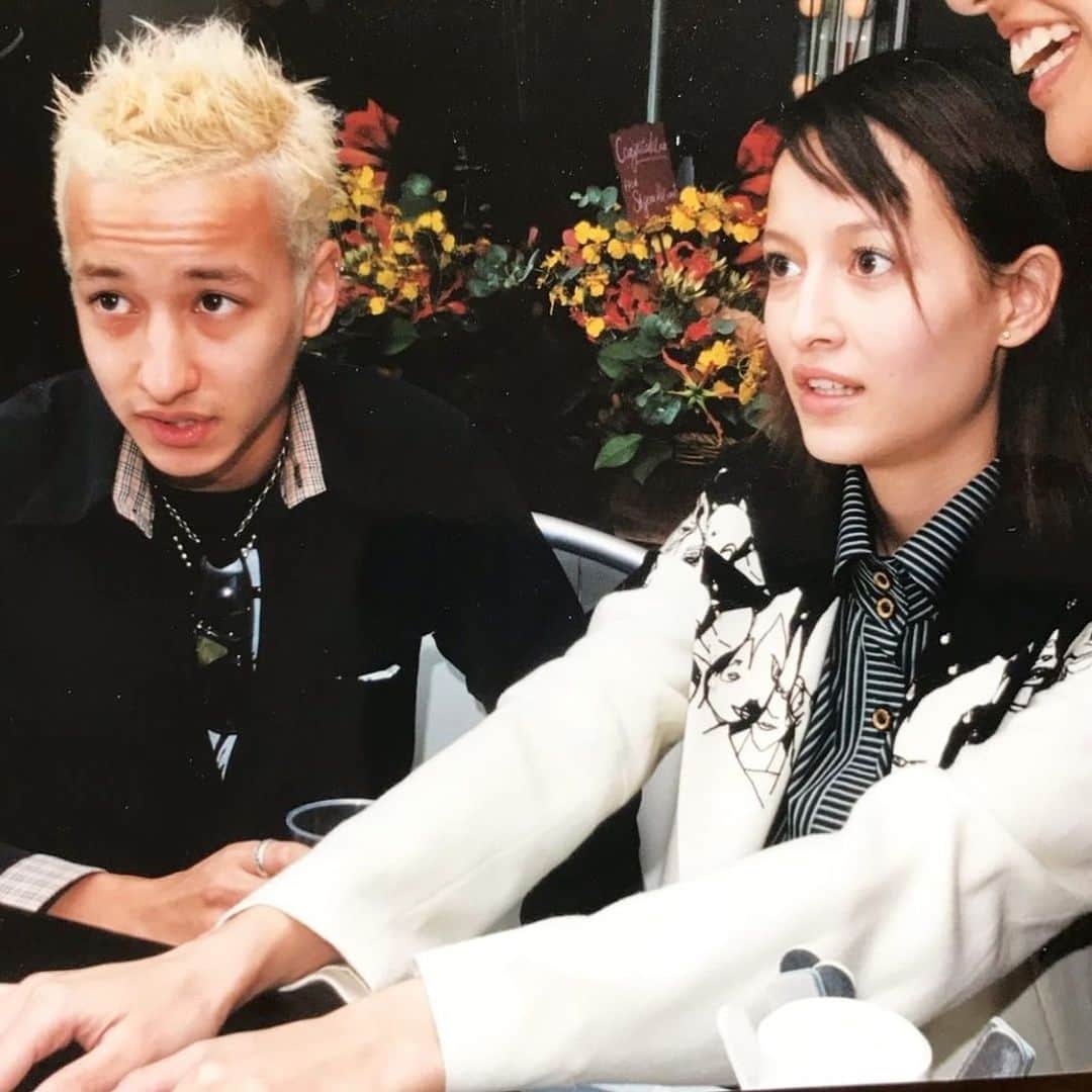 のインスタグラム：「It’s Thursday! #tbt My brother and I hanging out with @hiro.takabayashi getting our 💅🏻 nails done. Oh how I miss my @undercover #jacket Everyone together ♥️ Wonder what we were talking about? 昔の写真だよ〜弟と一緒にネイルをしに行った時。大好きなヒロちゃんとハセちゃんも♥️ なんの会話をしてただろう？#若い #思い出 #大好き」