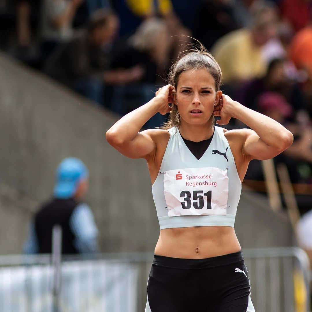 ナディネ・ゴンスカのインスタグラム：「Freude und Enttäuschung können manchmal ganz schön nah beieinander liegen.  Die ersten Rennen der Saison verliefen mit Höhen und Tiefen.  Ich bin motiviert, mich in den nächsten Tagen ganz auf die Vorbereitung der Deutschen Meisterschaften zu konzentrieren.  Weiter geht’s 💪🏼! . . . 📸: @beautifulsports  #trackandfield #400m #upsanddowns #weitergehts #puma #mtgmannheim」
