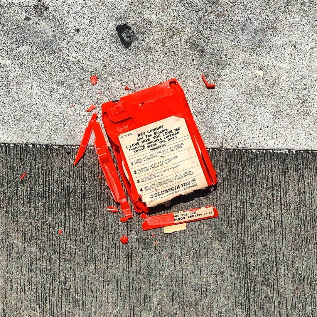 ブレンダン・ハインズのインスタグラム：「Crushed 8-track tape, Rodney Drive, Los Angeles, July 2019.」