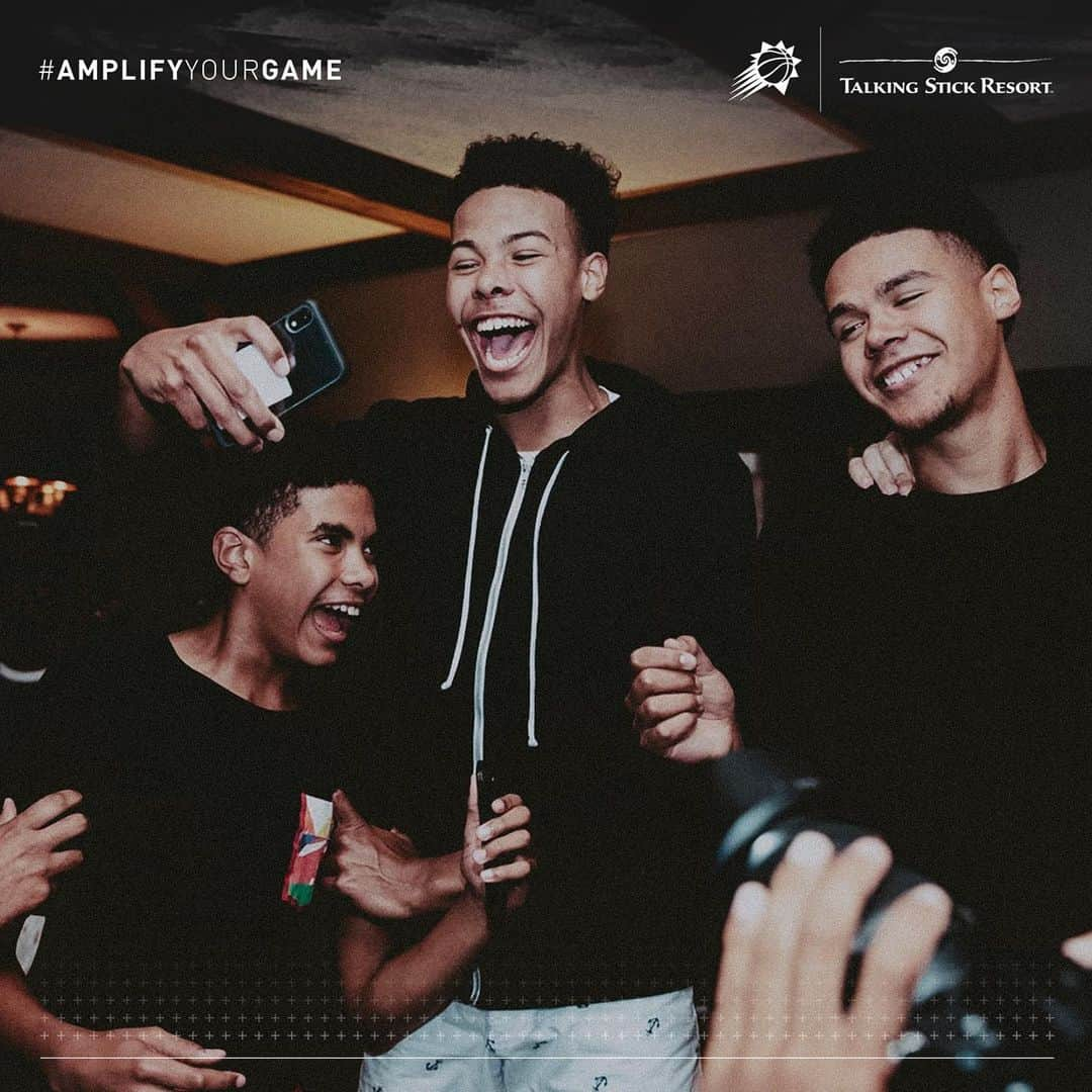 フェニックス・サンズさんのインスタグラム写真 - (フェニックス・サンズInstagram)「Draft night was a celebration for the Johnson family!💜🧡 #TBT | #AmplifyYourGame」7月19日 3時18分 - suns