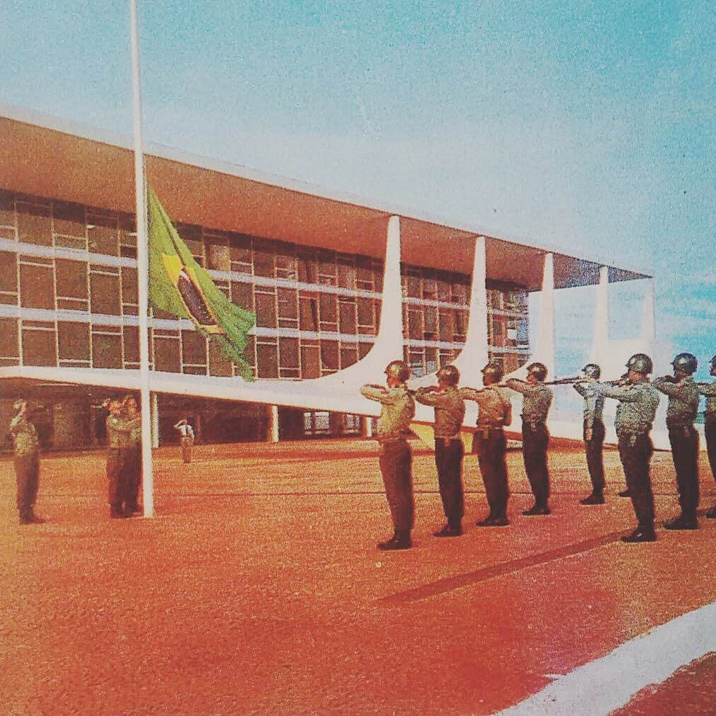 ジルマ・ルセフさんのインスタグラム写真 - (ジルマ・ルセフInstagram)「#TBT PLANALTO O hasteamento e a arriação da Bandeira Nacional acontecem diariamente no Palácio do Planalto desde a inauguração de Brasília. Na foto, um hasteamento em 1960. #brasilia #palaciodoplanalto」7月19日 3時34分 - presidenciadobrasil