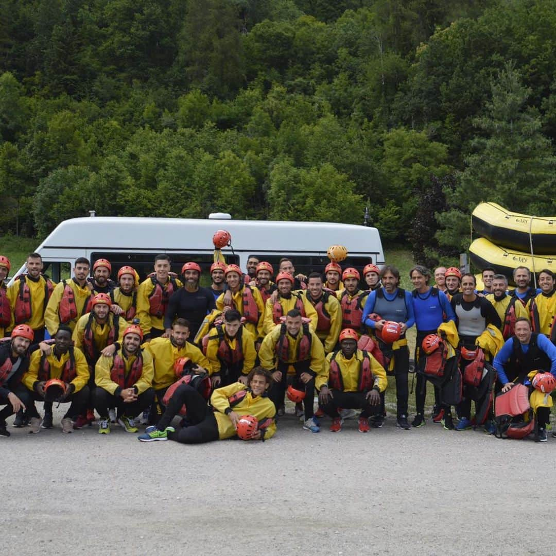 フィリッポ・インザーギさんのインスタグラム写真 - (フィリッポ・インザーギInstagram)「Rafting day #forzastreghe#team building 💛❤️」7月19日 3時27分 - pippoinzaghi