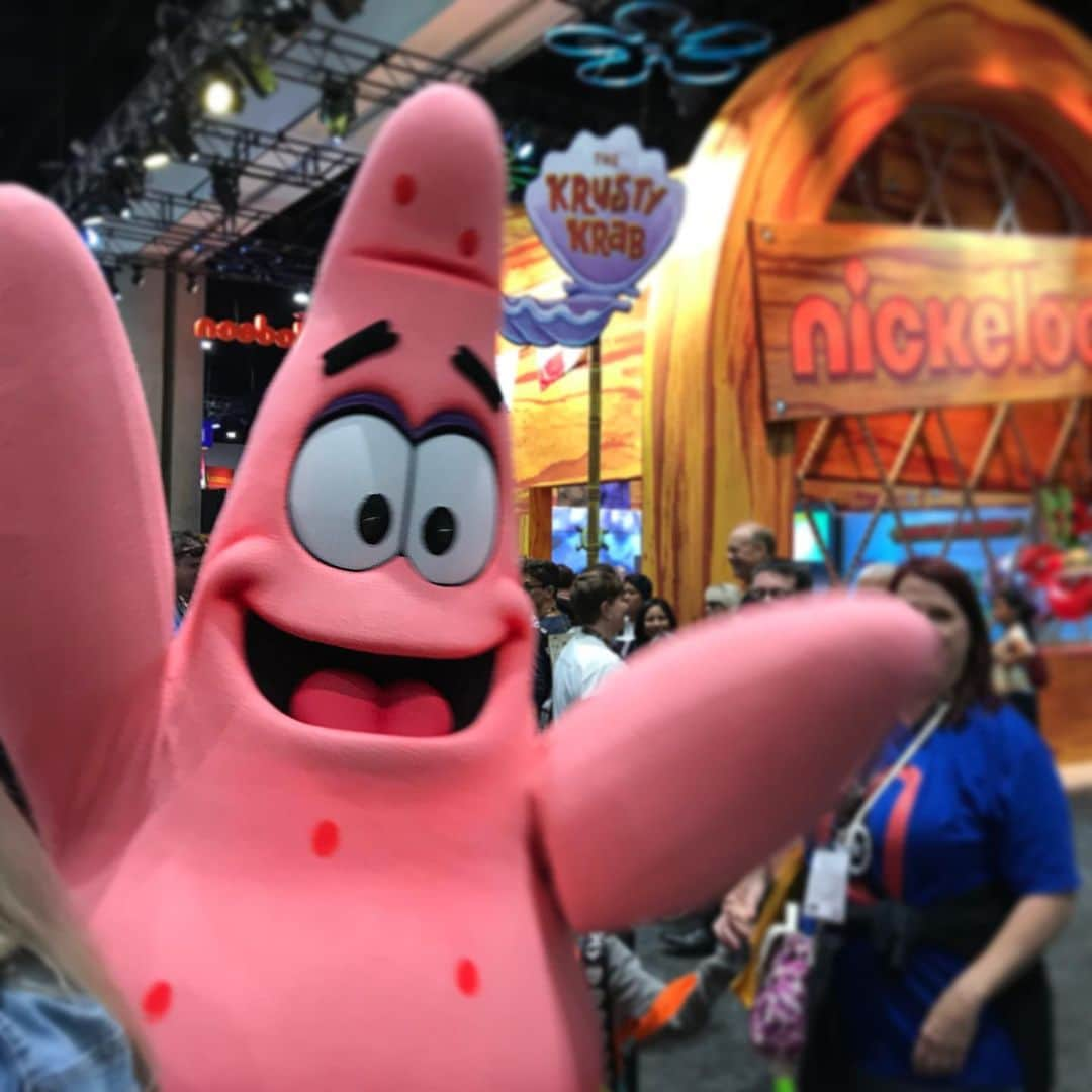 スポンジボブさんのインスタグラム写真 - (スポンジボブInstagram)「Patrick photobomb! @comic_con #NickSDCC #SDCC50」7月19日 3時32分 - spongebob