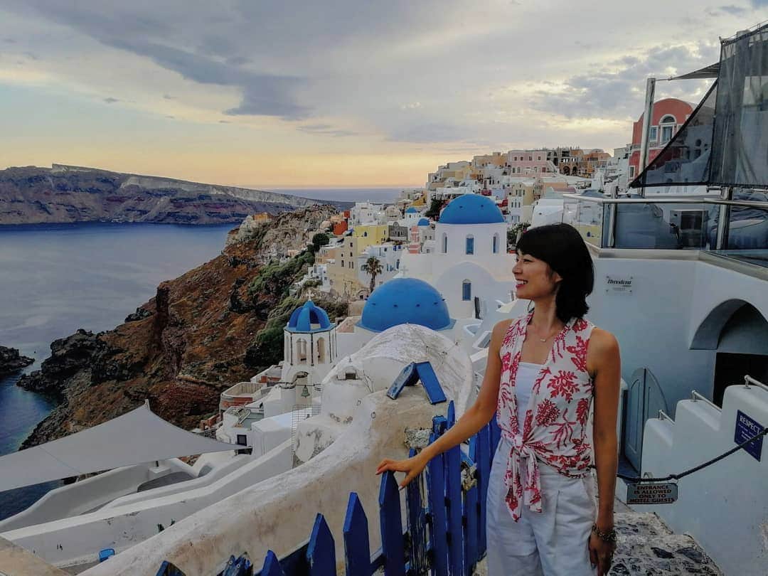 桐島瑞希さんのインスタグラム写真 - (桐島瑞希Instagram)「ミコノス島からフェリーで3時間、サントリーニ島に移動🚢 この場所に辿り着くのめっちゃ難しかった🤣 細い路地が沢山あって迷路みたいな街🤔 夜の8時でこんな空模様🌅  #greece #ギリシャ #ギリシャ旅行 #santorini #サントリーニ島 #海外旅行好きな人と繋がりたい #海外旅行 #海外生活 #海外暮らし #旅したくなるフォト #sunset #夕焼け」7月19日 3時37分 - mizkirisiii