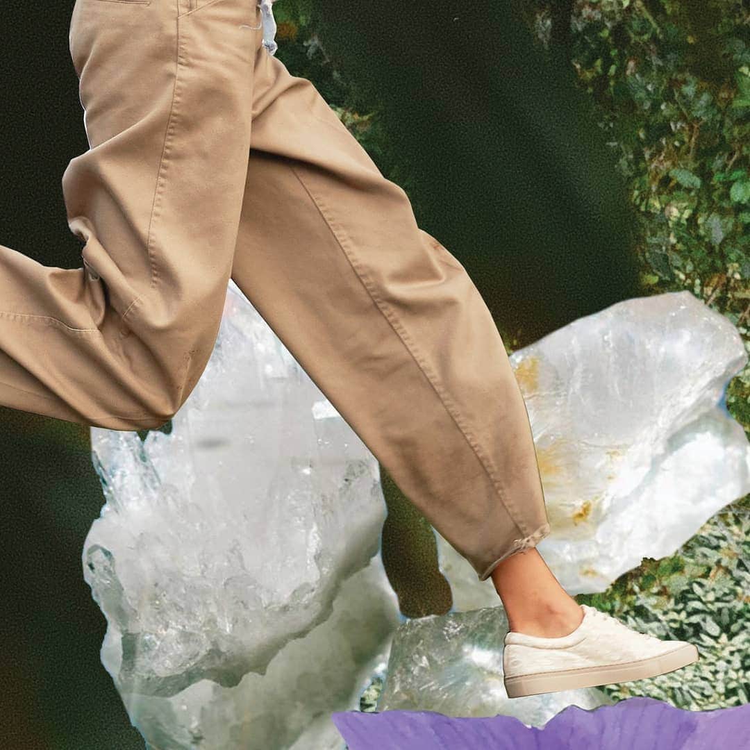 シドニー・ブラウンのインスタグラム：「Catch them while you can! Fennel Sneakers!  #sneakerness #sneakercollector #streetwear #mysticism #consciousness #summersunselection」