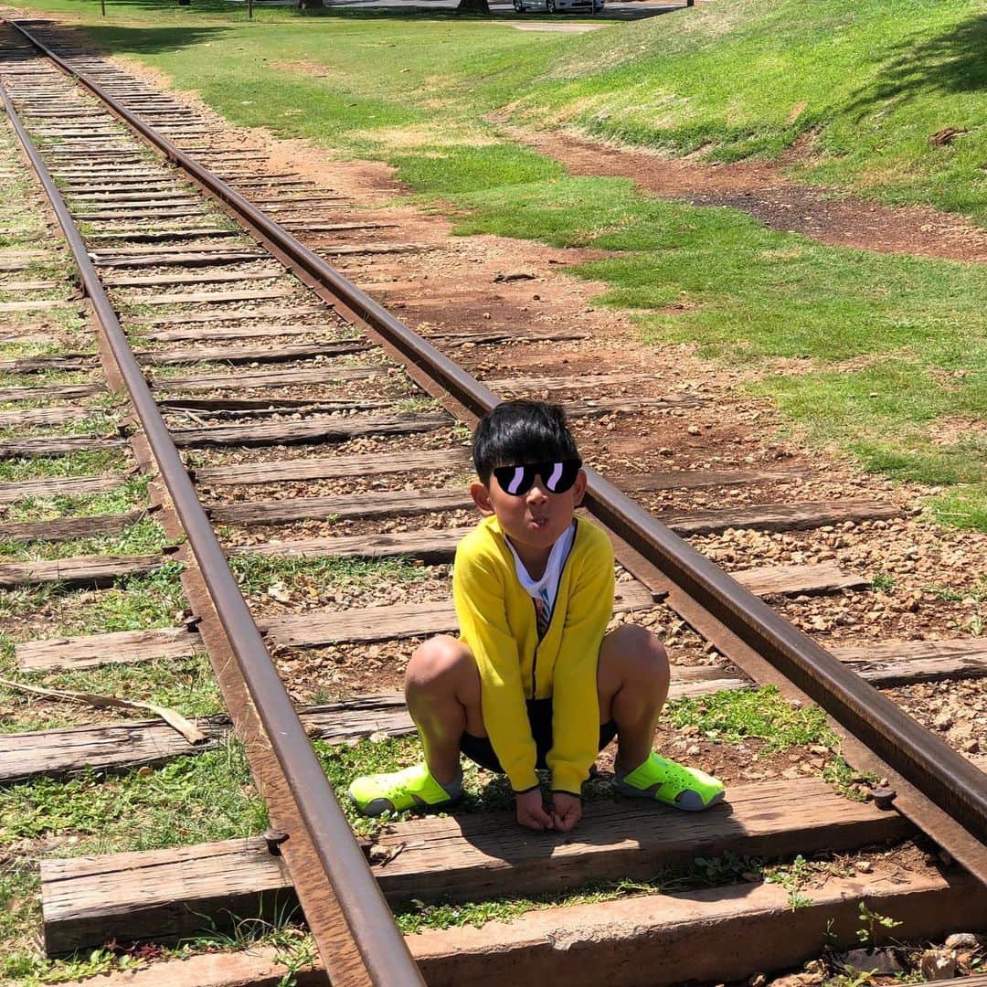 芝本裕子さんのインスタグラム写真 - (芝本裕子Instagram)「ハワイに来て初めて息子が撮ってくれた一枚📷 楽しそうだね、私😂 そして、息子に撮るよーって言ったらへんなポーズしかしてくれない😂 おちゃけ一年生😆  #disneyhotel #aulani #hawaii #summervacation #親子旅 #shiba_u」7月19日 3時40分 - yukoshibamoto
