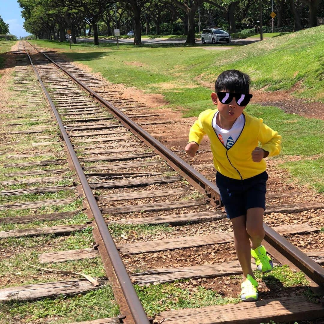 芝本裕子さんのインスタグラム写真 - (芝本裕子Instagram)「ハワイに来て初めて息子が撮ってくれた一枚📷 楽しそうだね、私😂 そして、息子に撮るよーって言ったらへんなポーズしかしてくれない😂 おちゃけ一年生😆  #disneyhotel #aulani #hawaii #summervacation #親子旅 #shiba_u」7月19日 3時40分 - yukoshibamoto