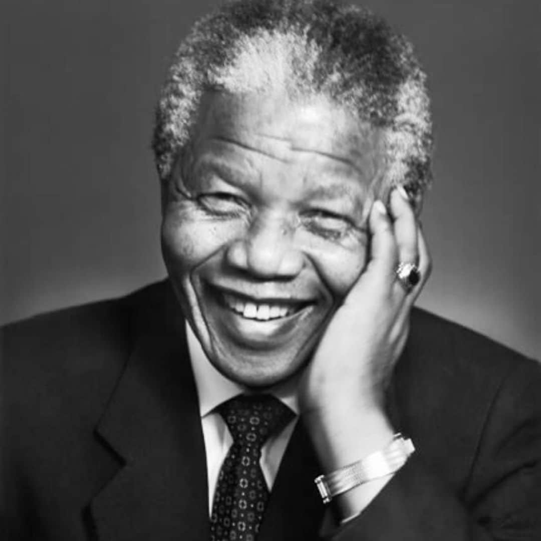 カーラ・ブルーニさんのインスタグラム写真 - (カーラ・ブルーニInstagram)「Today is Mandela Day. I was fortunate and honored to meet Nelson Mandela 11 years ago. I will never forget that moment, one of the most important ones of my life. I sang for his birthday together with my friend Dave Stewart in 2009. Mister Mandela, happy birthday and thank you for all that you’ve done to make our world a better place 🙏 Il y a 10 ans aujourd’hui j’ai eu la joie  de chanter avec mon ami @davestewarteurythmics en l’honneur de Nelson Mandela pour le Mandeladay. Honneur immense d’avoir eu la chance de rencontrer cet homme extraordinaire qui a marqué notre histoire pour toujours #mandeladay #nelsonmandela #madiba」7月19日 3時48分 - carlabruniofficial