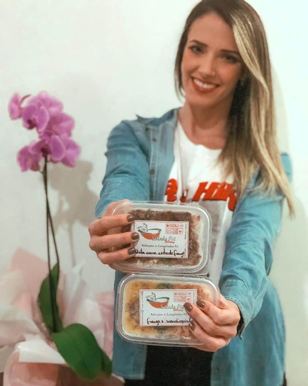 ナターリア・ガウジオのインスタグラム：「Muita gente me pergunta sobre minha alimentação... A @salada_fit_delivery é o meu segredo pra comer bem e saudável sem nenhuma preocupação!! Eles preparam marmitas de acordo com a sua dieta e te entregam tudo no conforto de casa!! As marmitas são todas congeladas e no momento da refeição é só colocar no microondas pra descongelar e estão prontinhas... Gente, é muita opção deliciosa, aquele gostinho de comida caseira bem temperadinha e o melhor de tudo é que é FIT!! Pra quem tem a vida corrida como a minha e precisa manter uma alimentação balanceada não tem opção melhor... Eu sou completamente apaixonada!! 😍🙏🏼✨🍲🍴🥗🤤❤️ #fitness #healthyfood #saladafit #delicious #inlove #diet #healthy」