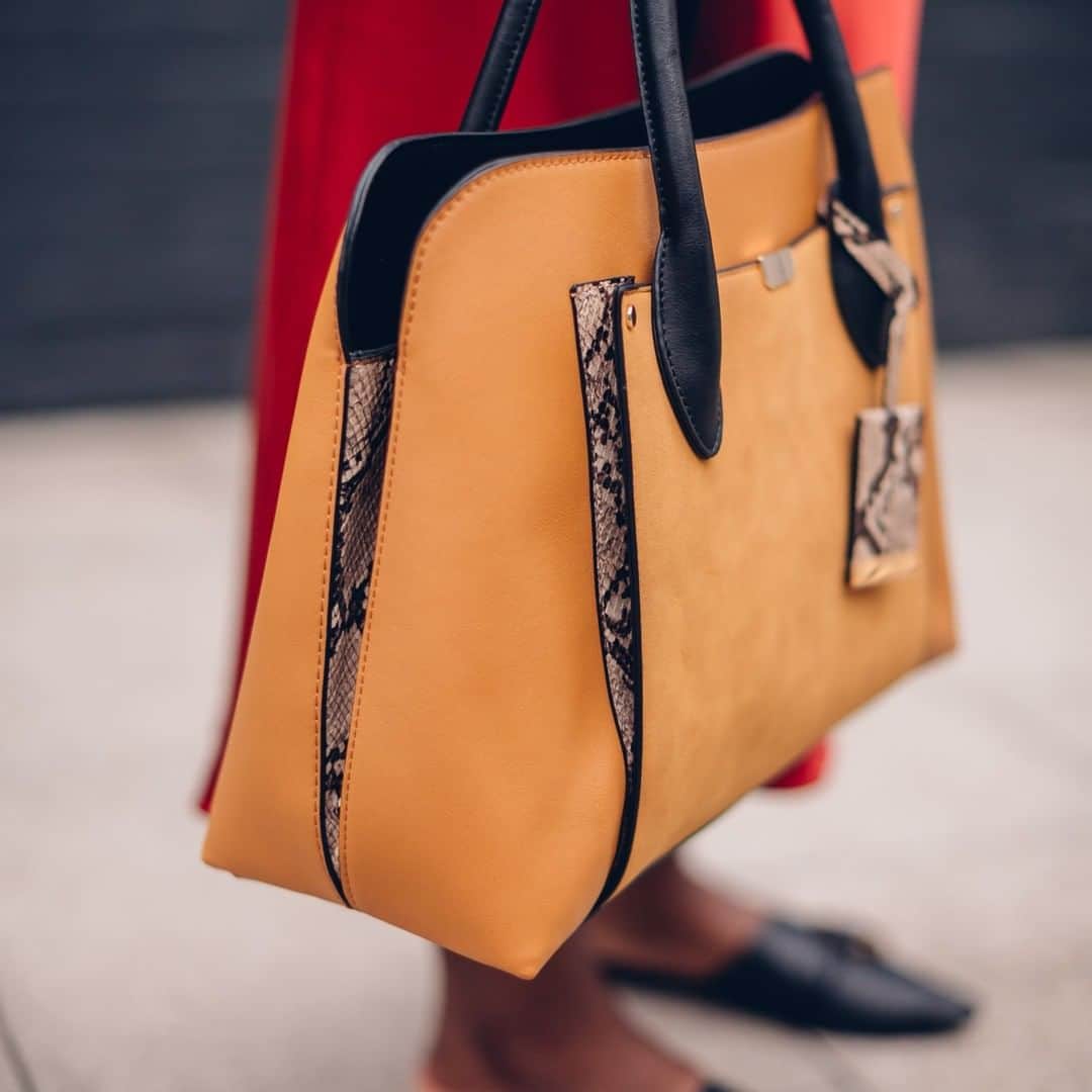 アクセサライズのインスタグラム：「Whether you opt to carry it by the two top handles or shoulder strap, our functional Tessa tote bag is a go-to for office days. Lined with subtle snake print details for a fun 70's twist. 🔍 7901150200 Tap the link in the bio to shop now.  #Accessorize #Accessorizer」