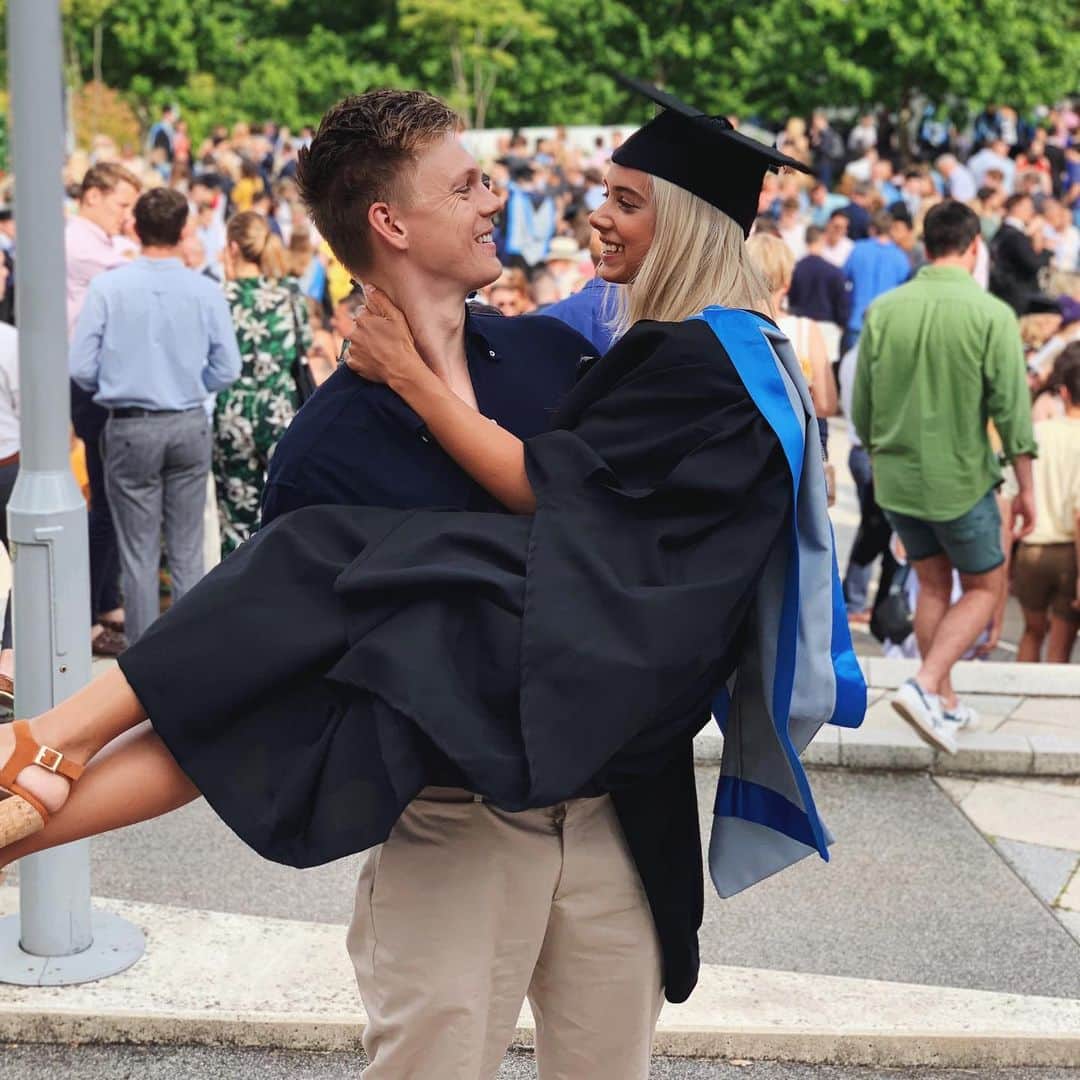 カスパー・リーのインスタグラム：「She carries me mentally so I carry her physically. My mom once told me to surround myself with intelligent people so I made one my girlfriend. I can’t express how proud I am of this one. It’s no surprise that she graduated her English and Classics degree at Exeter with flying colours, she literally reads two books a day for fun.」