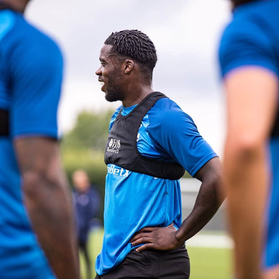 ジェフ・シュルップのインスタグラム：「All smiles at training✅😁」