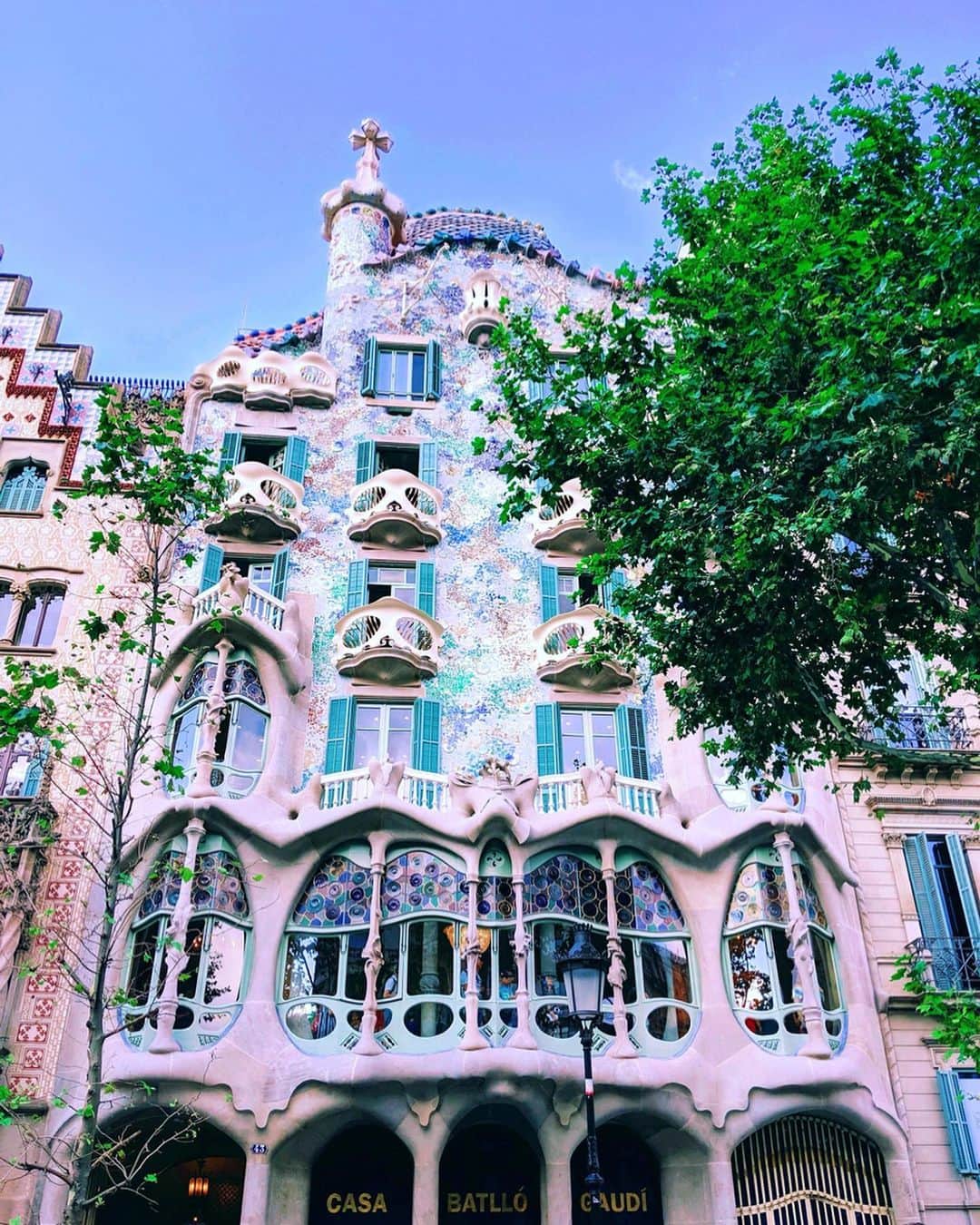 川村桃子さんのインスタグラム写真 - (川村桃子Instagram)「⠀ 今年のバルセロナ観光は去年行かなかった場所巡り。⠀ ⠀ カサバトリョはカラフルなタイルが華やかだから好きだわ、ココ。⠀⠀ ガウディさん素敵です！ ⠀ 疲れ&痛さ知らずの @vanitybeauty_official のモノトーンサンダル本当に優秀☻⠀⠀⠀⠀ ⠀ #barcelona #sightseeing #casabatlló #casabatllo #カサバトリョ #gaudi #世界遺産 #trip #instafood #instapic #instagood  #colorful #spain #桃旅 #2度目のバルセロナ #2年連続バルセロナ #住みたい」7月19日 4時09分 - momo_k1014