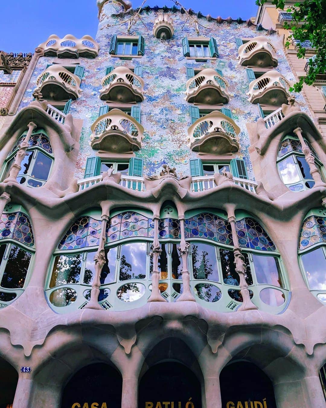 川村桃子さんのインスタグラム写真 - (川村桃子Instagram)「⠀ 今年のバルセロナ観光は去年行かなかった場所巡り。⠀ ⠀ カサバトリョはカラフルなタイルが華やかだから好きだわ、ココ。⠀⠀ ガウディさん素敵です！ ⠀ 疲れ&痛さ知らずの @vanitybeauty_official のモノトーンサンダル本当に優秀☻⠀⠀⠀⠀ ⠀ #barcelona #sightseeing #casabatlló #casabatllo #カサバトリョ #gaudi #世界遺産 #trip #instafood #instapic #instagood  #colorful #spain #桃旅 #2度目のバルセロナ #2年連続バルセロナ #住みたい」7月19日 4時09分 - momo_k1014