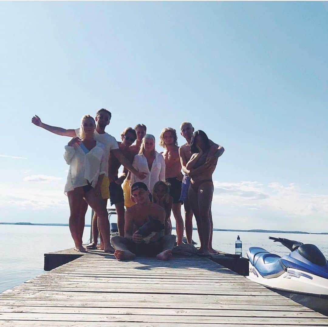 フェリックス・サンドマンのインスタグラム：「POSTCARD FROM AN AMAZING WEEKEND AT BROTHER TOBBZ COUNTRY HOUSE ⛵️」