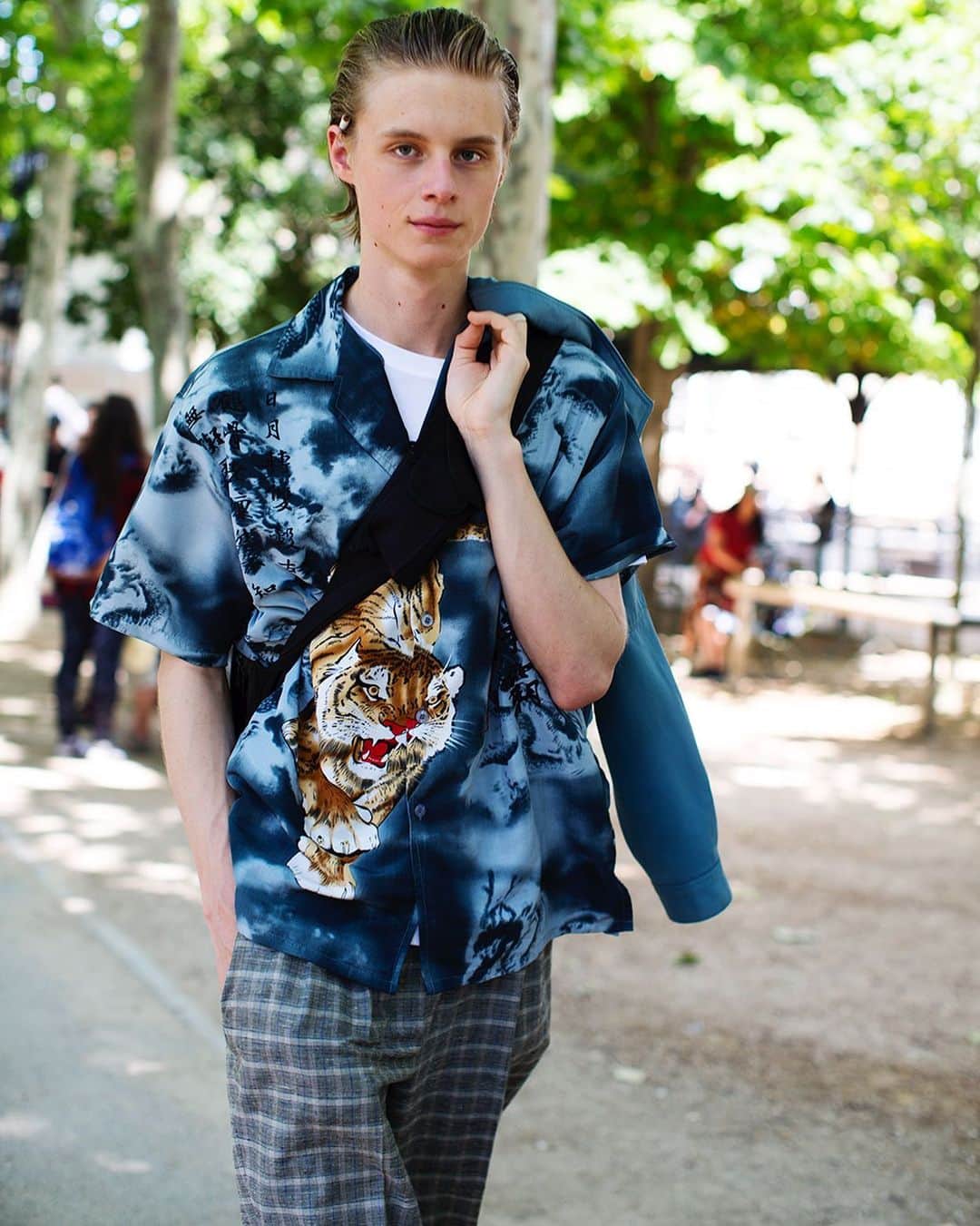 スコット・シューマンのインスタグラム：「A good print shirt (with a tiger) is hard to beat, Paris」