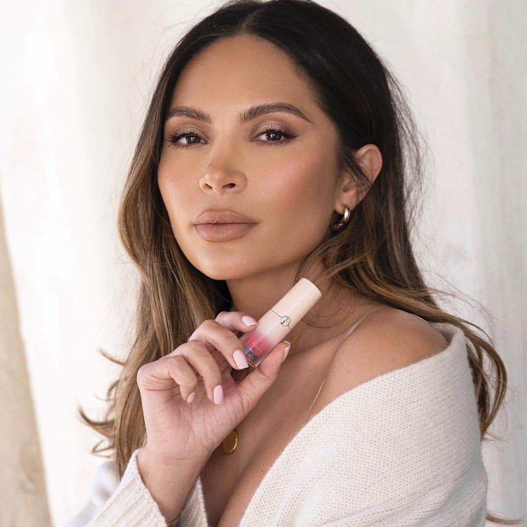 Marianna Hewittさんのインスタグラム写真 - (Marianna HewittInstagram)「Put it in neutral ✨ A simple, fresh-faced look using @armanibeauty’s Neo Nude A-Blush #ad 😊」7月19日 4時11分 - marianna_hewitt