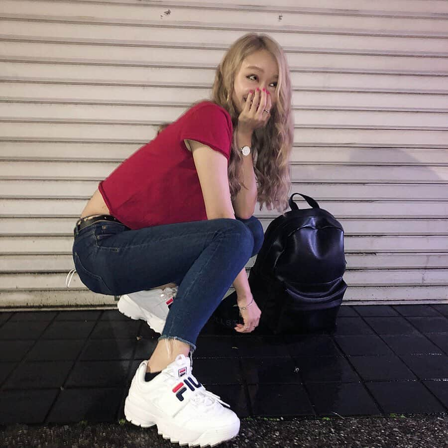 Monaさんのインスタグラム写真 - (MonaInstagram)「. . . どぅん！ . 白のスニーカーて可愛いよね👟💜 . . . #fashion#code#gyda#fila #cocacola#dj#femaledj #music#djlife#jillstuart #リュック女子#Tシャツ #FILAスニーカー #カジュアルコーデ#スニーカー #スニーカー女子#コーデ #ヘアカラー#ヘアスタイル #スニーカーコーデ#へそだし #ホワイトカラー#ヘアスタイル #巻き髪#金髪ロング#ハイトーン」7月19日 4時11分 - dj_monichan