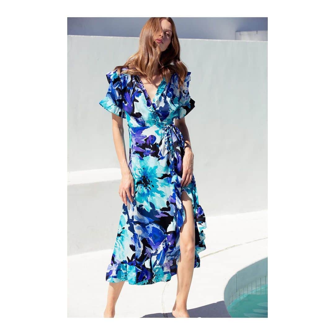 ティーバッグスさんのインスタグラム写真 - (ティーバッグスInstagram)「Blue crush ✨ We love the flutter details on our Faizah dress. #MISAworld」7月19日 4時13分 - misa_losangeles