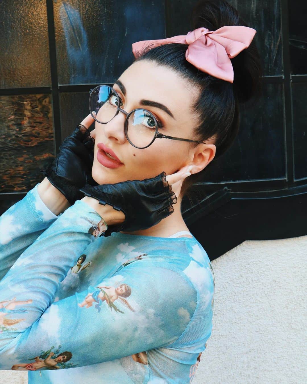 カーミンのインスタグラム：「I don’t look like this in real life」