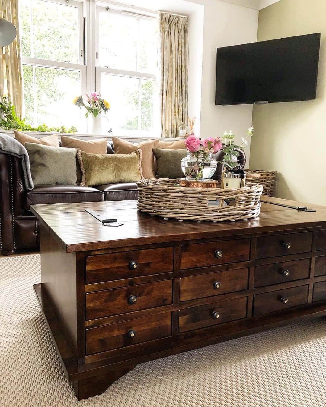 ローラアシュレイのインスタグラム：「Enhance your living room with furniture that will stand the test of time. Enjoy an extra 20% off all home sale until Monday! 📷 by @littlehardford」