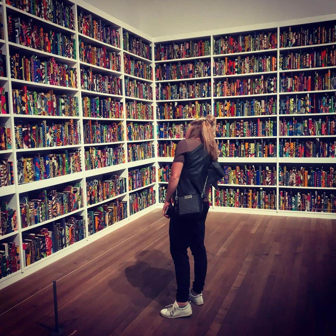 セリーヌ・バン・ガーナーのインスタグラム：「I’m into books lately but this bookshelf is something extra ..😱😍🤩」